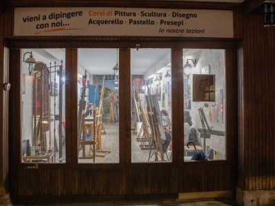 Superiamo cos� l�ingresso introdotto dall�insegna �Corsi di pittura, scultura, disegno, acquerello, pastello e anche presepi�...